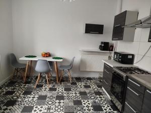 een kleine keuken met een tafel en stoelen erin bij Iriska Home in Warschau