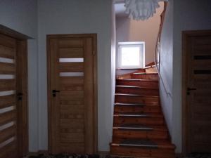 een trappenhuis in een huis met twee deuren en een raam bij Iriska Home in Warschau