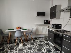 een kleine keuken met een tafel en stoelen erin bij Iriska Home in Warschau