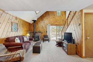 ein Wohnzimmer mit Sofa und Fernseher in der Unterkunft Moose’in Around in Sweden