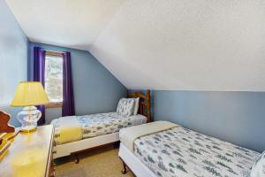 ein Schlafzimmer mit zwei Betten und einem Schreibtisch und einem Fenster in der Unterkunft Moose’in Around in Sweden + 18 Fotos