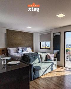 een woonkamer met een bank en een tafel bij Xtay BK30 Santana - Apartamentos decorados próximos ao metrô in Sao Paulo