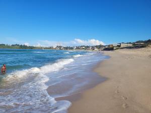 陶拉纳鲁Villa Alicia Vavindrano的站在海滩水面上的男人 更多58张照片