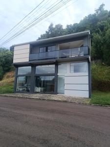 una casa sul ciglio di una strada di Lar doce lar a Pato Branco