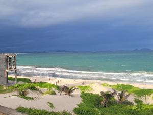 陶拉纳鲁Villa Alicia Vavindrano的一群人在沙滩上与大海