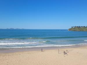 陶拉纳鲁Villa Alicia Vavindrano的一群人在海滩上玩足球