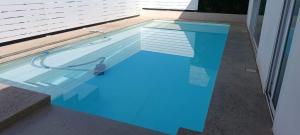 een zwembad met een vogel in het water bij Interlace penthouse with swimming pool in Il-Ħamrija