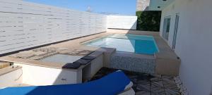 een zwembad op het dak van een huis bij Interlace penthouse with swimming pool in Il-Ħamrija +47 foto's