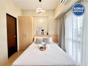 Giường trong phòng chung tại Stylish Studio Stay at Saint Dominique