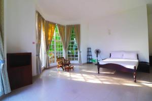 En eller flere senge i et værelse på Mountain Front Bungalow by Browns Retreats