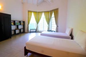 En eller flere senge i et værelse på Mountain Front Bungalow by Browns Retreats