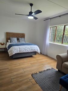 een slaapkamer met een bed en een plafondventilator bij Maja Hzari in Densainagar