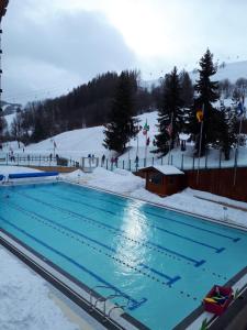 Bazén v ubytování Appartement a la Montagne nebo v jeho okolí
