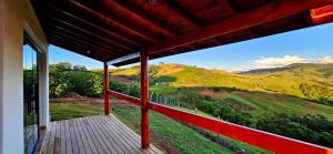 un balcone di una casa con vista sulle montagne di Oasis na montanha a Bueno Brandão