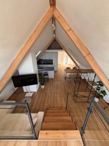 een verbouwde zolder met een woonkamer en een dakterras bij Style Loft mit Ausblick in Elzach in Elzach
