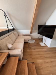 ein Wohnzimmer mit Sofa und Flachbildfernseher in der Unterkunft Style Loft mit Ausblick in Elzach in Elzach