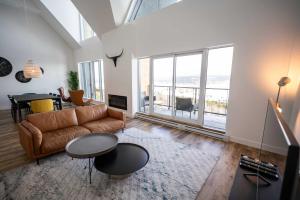 Khu vực ghế ngồi tại 402 - The Penthouse Luxury Condo - View and Pool +65 ảnh