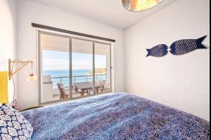 une chambre avec un lit et une vue sur l'océan dans l'établissement Casa do Mar, à Sesimbra