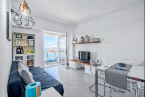 un salon avec un canapé et une table dans l'établissement Casa do Mar, à Sesimbra
