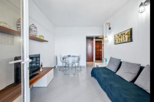 un salon avec un canapé, une télévision et une table dans l'établissement Casa do Mar, à Sesimbra