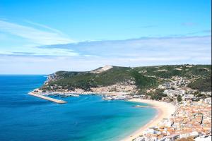 une vue aérienne d'une plage et de l'océan dans l'établissement Casa do Mar, à Sesimbra