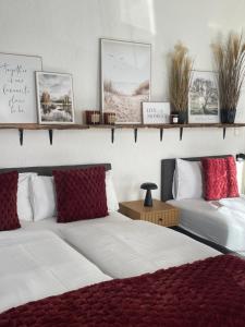 Dos camas una al lado de la otra en una habitación. en Casa-Mia City, en Kempten