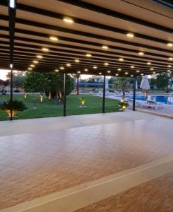 een dansvloer in een gebouw met een park op de achtergrond bij Resort Comfort Long Beach in Ulcinj