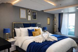 En eller flere senge i et værelse på Presidential Two Bedrooms Suite In Gold Crest Residency- DHA Phase 4 Lahore