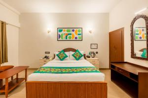 En eller flere senge i et værelse på Treebo Golden Paradise + 28 billeder