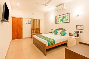 En eller flere senge i et værelse på Treebo Golden Paradise