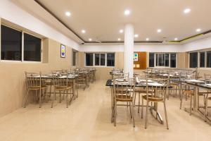 En restaurant eller et andet spisested på Treebo Golden Paradise