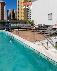 een zwembad op het dak van een gebouw bij Simple Smart By Xtay - Novo, aconchegante e a 7min do Manaíra Shopping in João Pessoa