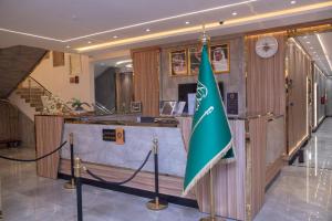 沙鲁拉بن سنكر لشقق المخدومة的大厅里挂着一面旗帜，旁边还有一个柜台。