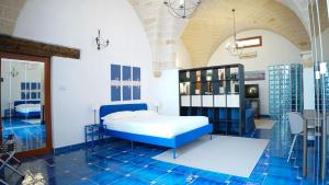 een slaapkamer met een blauw en wit bed in een kamer bij BlueBlu Apartment in Brindisi