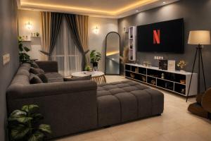 Μια τηλεόραση ή/και κέντρο ψυχαγωγίας στο Presidential Two Bedrooms Suite In Gold Crest Residency- DHA Phase 4 Lahore +52 φωτογραφίες