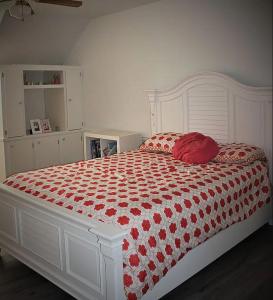 En eller flere senge i et værelse på West Point Retreat