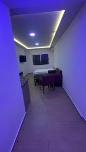 una camera con soggiorno dotato di tavolo e sedie di Mirasol achakar a Tangeri