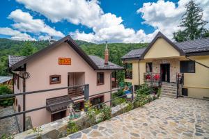 een huis met een trap ervoor bij Casa Nicolas Busteni in Buşteni