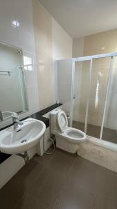 een badkamer met een toilet, een wastafel en een douche bij Holiday home in Ban Na Khua