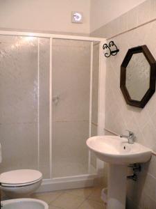 SassaにあるCasolare Santa Mariaのバスルーム(シャワー、トイレ、シンク付)