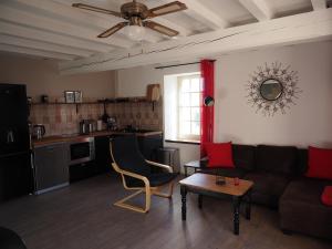 un salon avec un canapé et une table dans l'établissement Domaine du Cammazet, à Lapenne