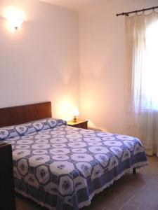 SassaにあるCasolare Santa Mariaのベッドルーム1室(ベッド1台、テーブル、窓付)
