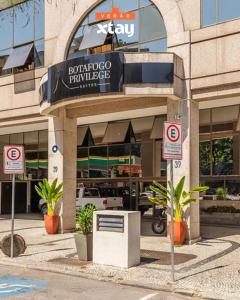 een gebouw met een parkeerverbodsbord ervoor bij Xtay Privilege Botafogo - Apartamentos a 6min da praia e próximo a Copacabana in Rio de Janeiro