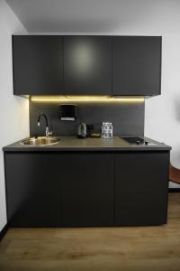 Η κουζίνα ή μικρή κουζίνα στο Комфортні апартаменти MYFREEDOM поруч із парком Сирецький гай ПОДІЛ +35 φωτογραφίες