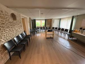 een wachtkamer met stoelen en een tafel en een tafel bij Maison Tournesol Massages Pau Jurançon in Gan +168 foto's