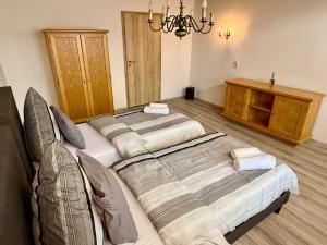 ein Schlafzimmer mit zwei Betten und einem Kronleuchter in der Unterkunft Haus noe in Kehl am Rhein