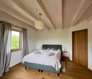 een slaapkamer met een bed en een groot raam bij Ferienhaus Frankenzeit in Westheim
