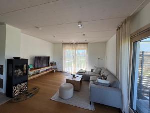 een woonkamer met een bank en een tafel bij Ferienhaus Frankenzeit in Westheim