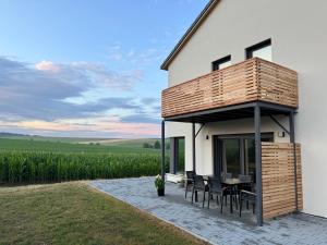een huis met een eethoek op een patio bij Ferienhaus Frankenzeit in Westheim