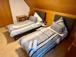 zwei Betten nebeneinander in einem Zimmer in der Unterkunft Haus noe in Kehl am Rhein